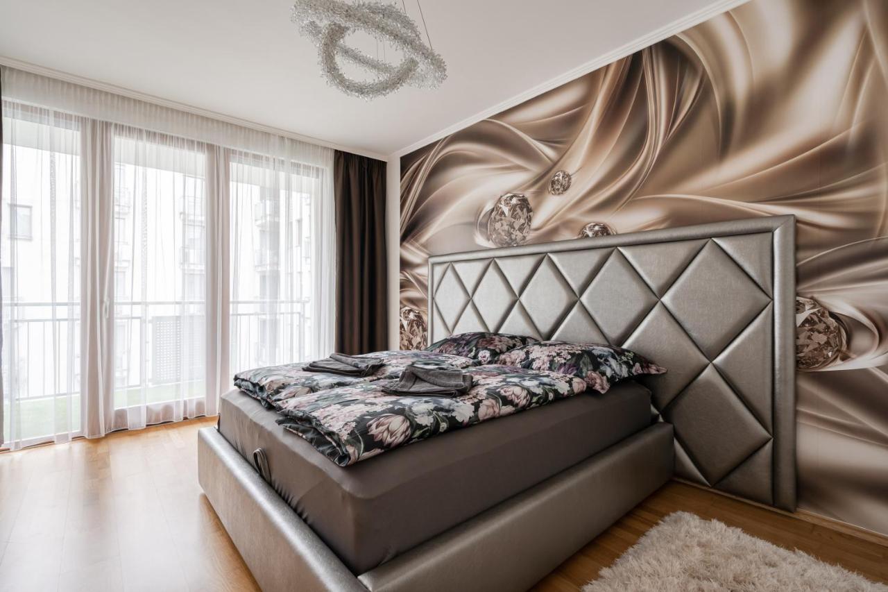 Penthouse Three Bedrooms, Three Balconies Apartment With Free Parking In Kiraly Street 布达佩斯 外观 照片