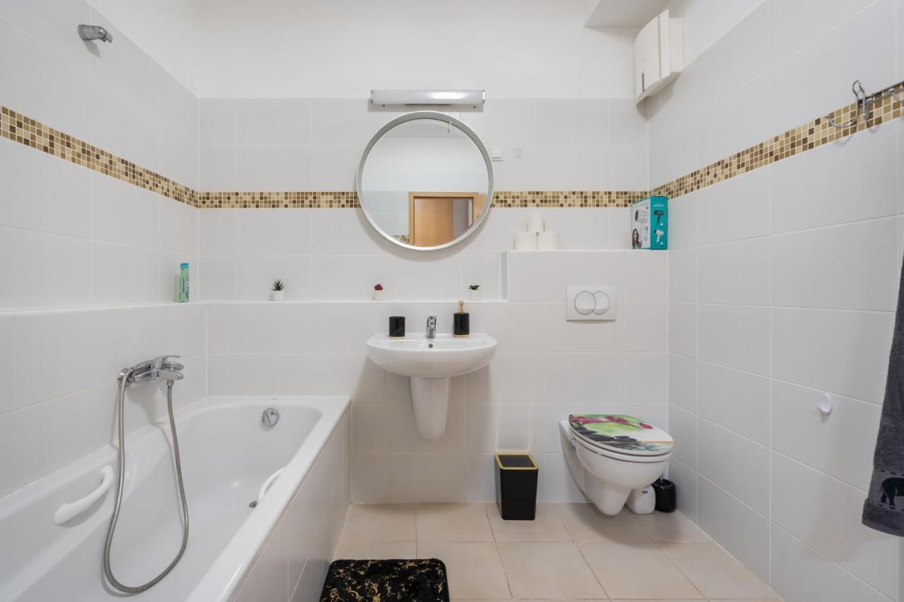 Penthouse Three Bedrooms, Three Balconies Apartment With Free Parking In Kiraly Street 布达佩斯 外观 照片