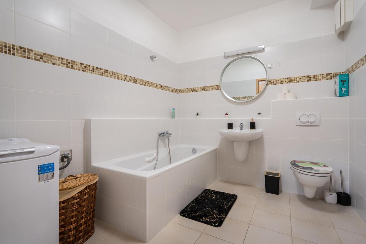 Penthouse Three Bedrooms, Three Balconies Apartment With Free Parking In Kiraly Street 布达佩斯 外观 照片