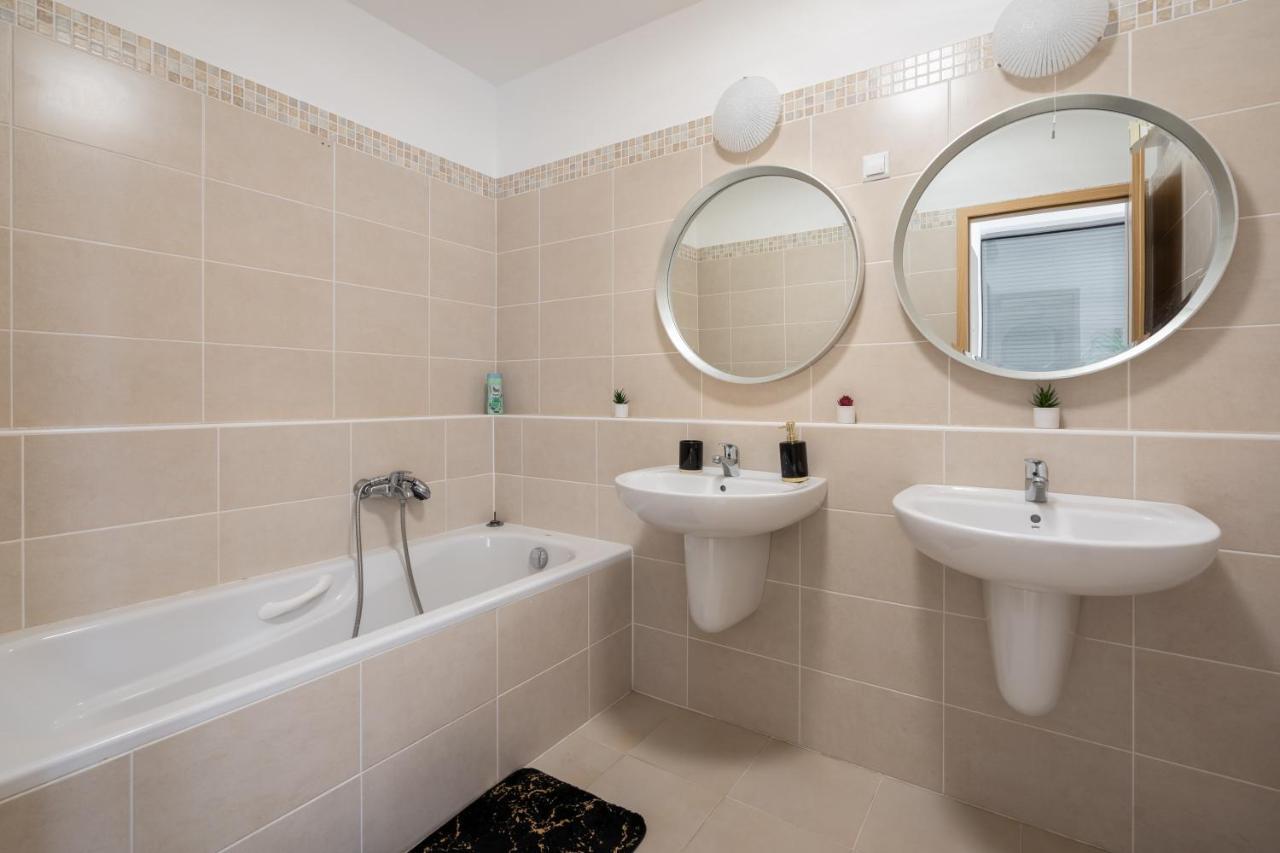 Penthouse Three Bedrooms, Three Balconies Apartment With Free Parking In Kiraly Street 布达佩斯 外观 照片