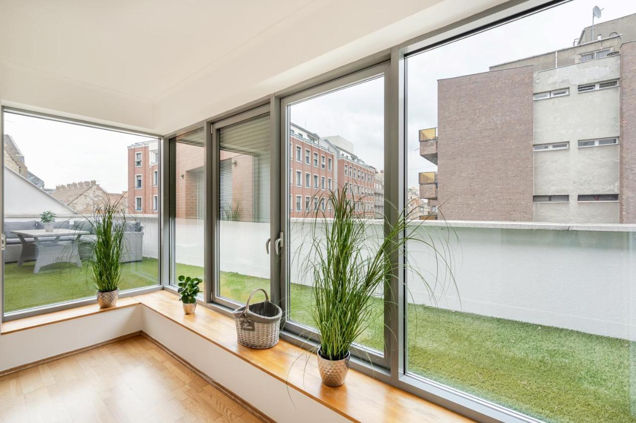 Penthouse Three Bedrooms, Three Balconies Apartment With Free Parking In Kiraly Street 布达佩斯 外观 照片