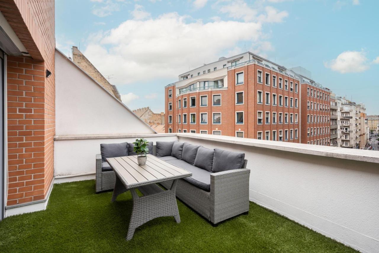 Penthouse Three Bedrooms, Three Balconies Apartment With Free Parking In Kiraly Street 布达佩斯 外观 照片
