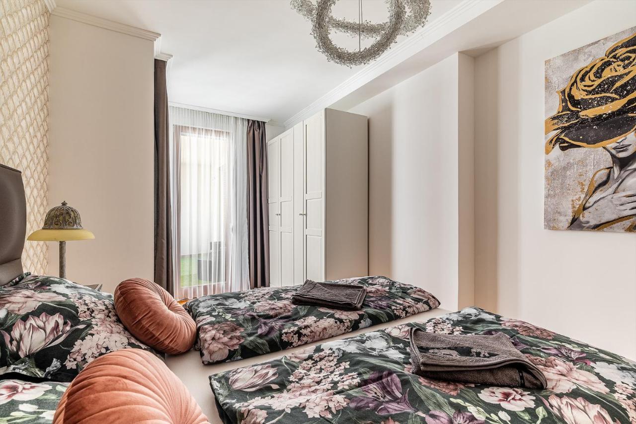 Penthouse Three Bedrooms, Three Balconies Apartment With Free Parking In Kiraly Street 布达佩斯 外观 照片