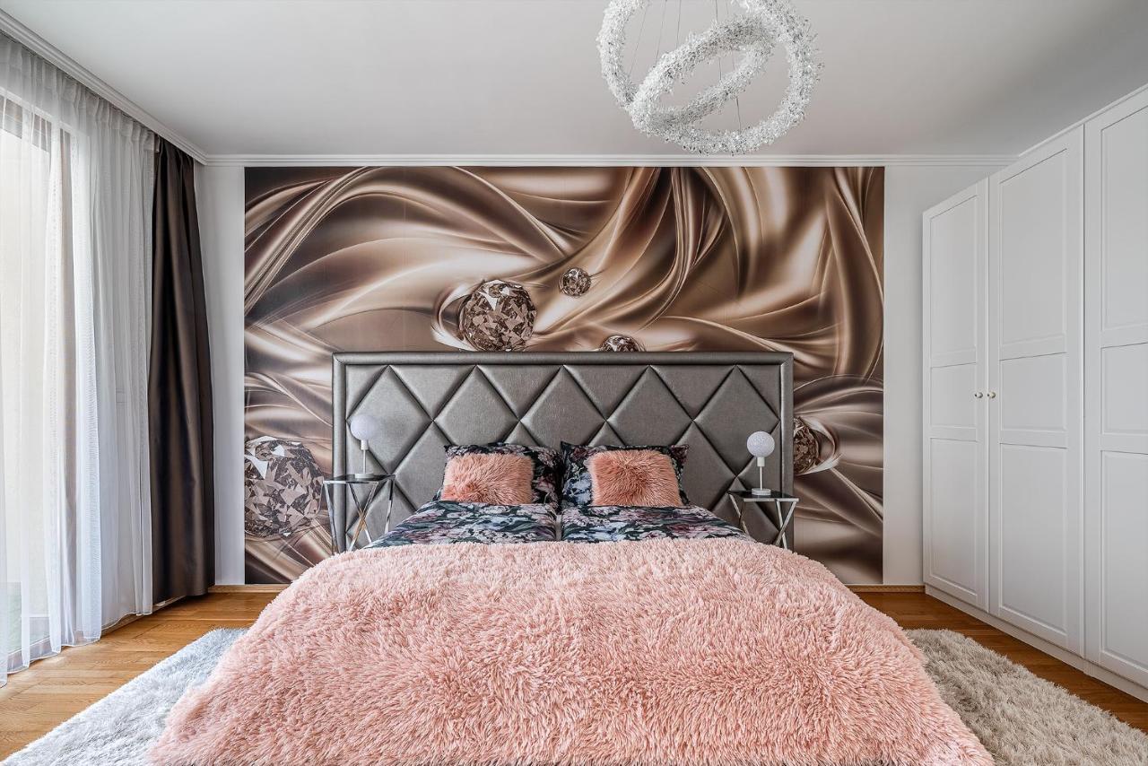 Penthouse Three Bedrooms, Three Balconies Apartment With Free Parking In Kiraly Street 布达佩斯 外观 照片