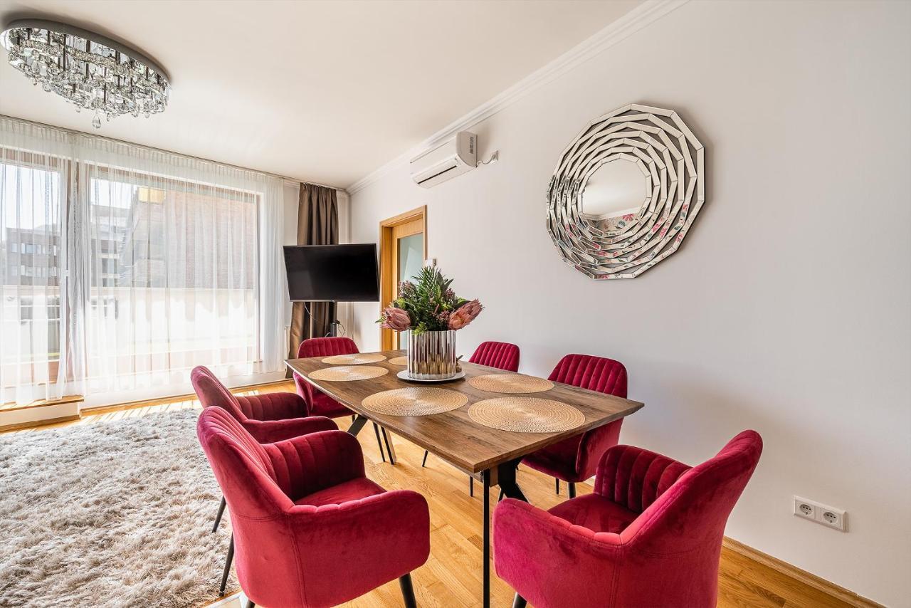 Penthouse Three Bedrooms, Three Balconies Apartment With Free Parking In Kiraly Street 布达佩斯 外观 照片