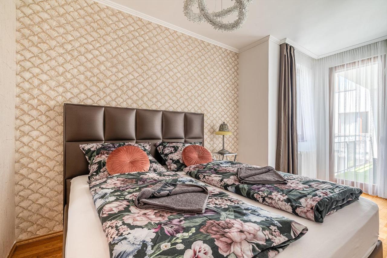 Penthouse Three Bedrooms, Three Balconies Apartment With Free Parking In Kiraly Street 布达佩斯 外观 照片