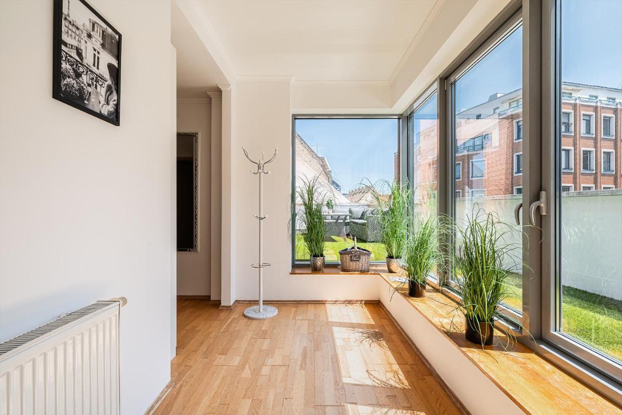Penthouse Three Bedrooms, Three Balconies Apartment With Free Parking In Kiraly Street 布达佩斯 外观 照片