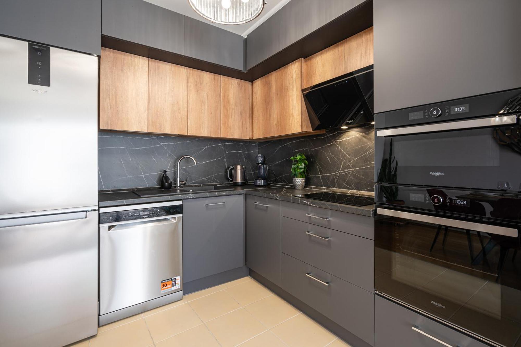 Penthouse Three Bedrooms, Three Balconies Apartment With Free Parking In Kiraly Street 布达佩斯 外观 照片